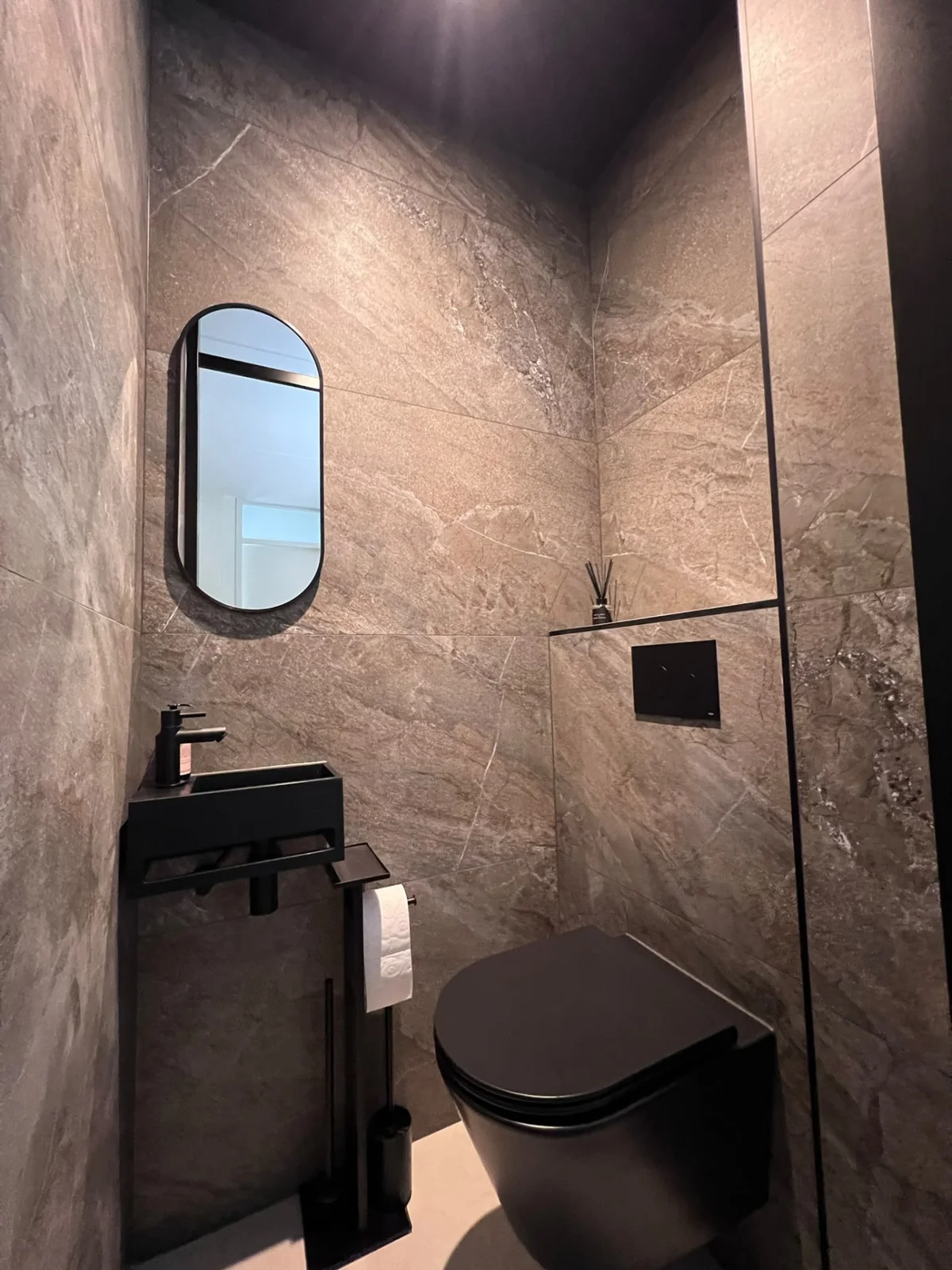 Apart gerenoveerd toilet in Arnhem met kleine wastafel en spiegel