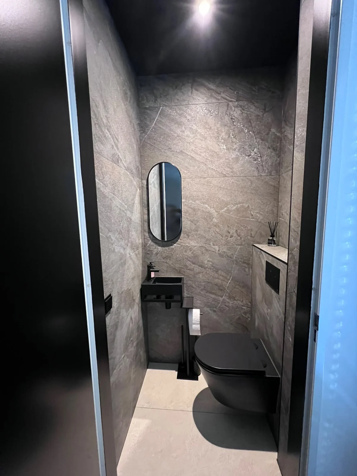 Toiletruimte in Arnhem gezien vanuit de deuropening