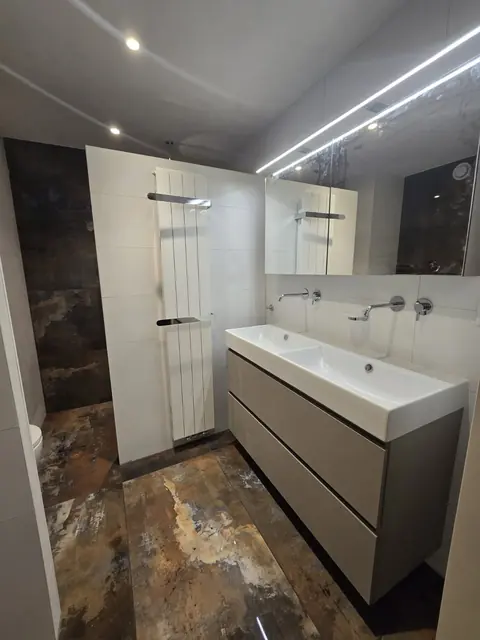 Dubbele wastafel met inbouwkranen — badkamerrenovatie in Nijmegen