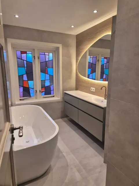 Badkamer met vrijstaand ligbad en glas-in-lood — badkamerrenovatie in Nijmegen