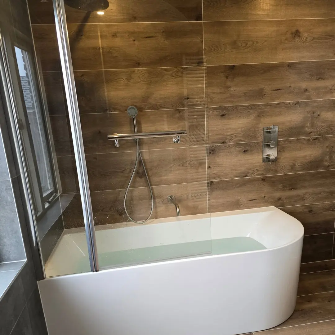 Bad met douche tegen houtlook wand — badkamerrenovatie in Nijmegen