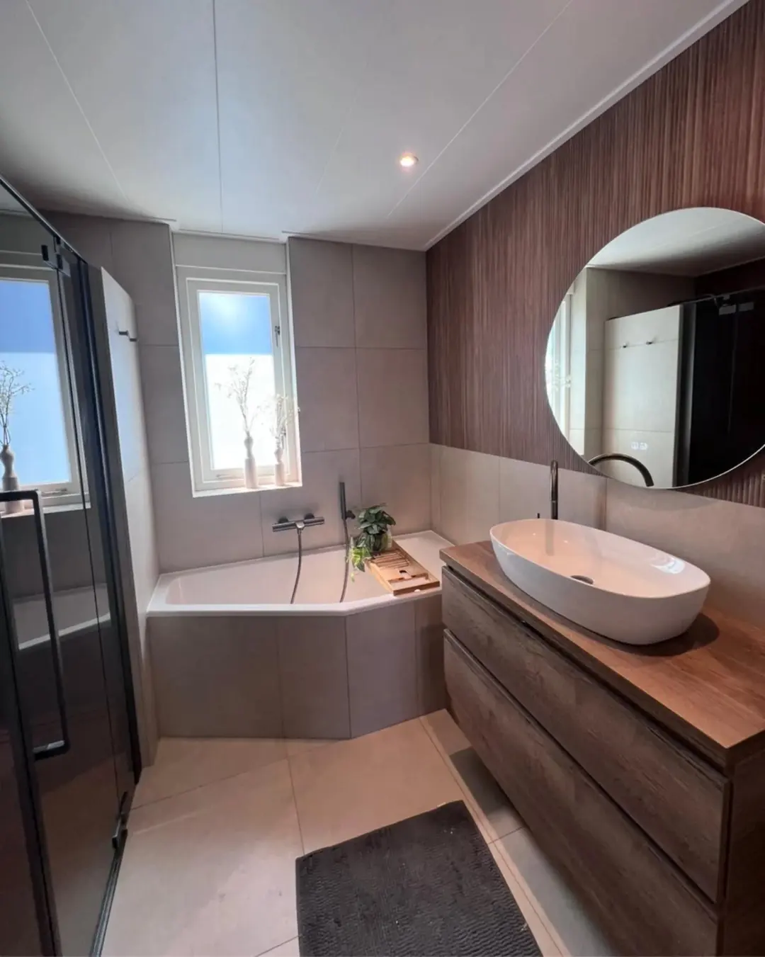 Hoekligbad met houten ribbelwand — badkamerrenovatie in Nijmegen