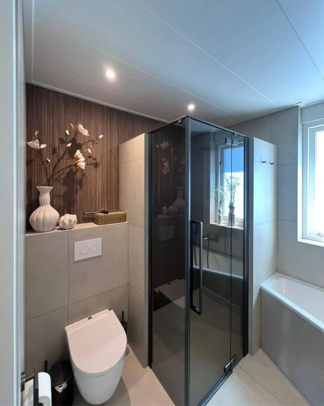 Hangend toilet met glazen douchecabine — toiletrenovatie in Nijmegen