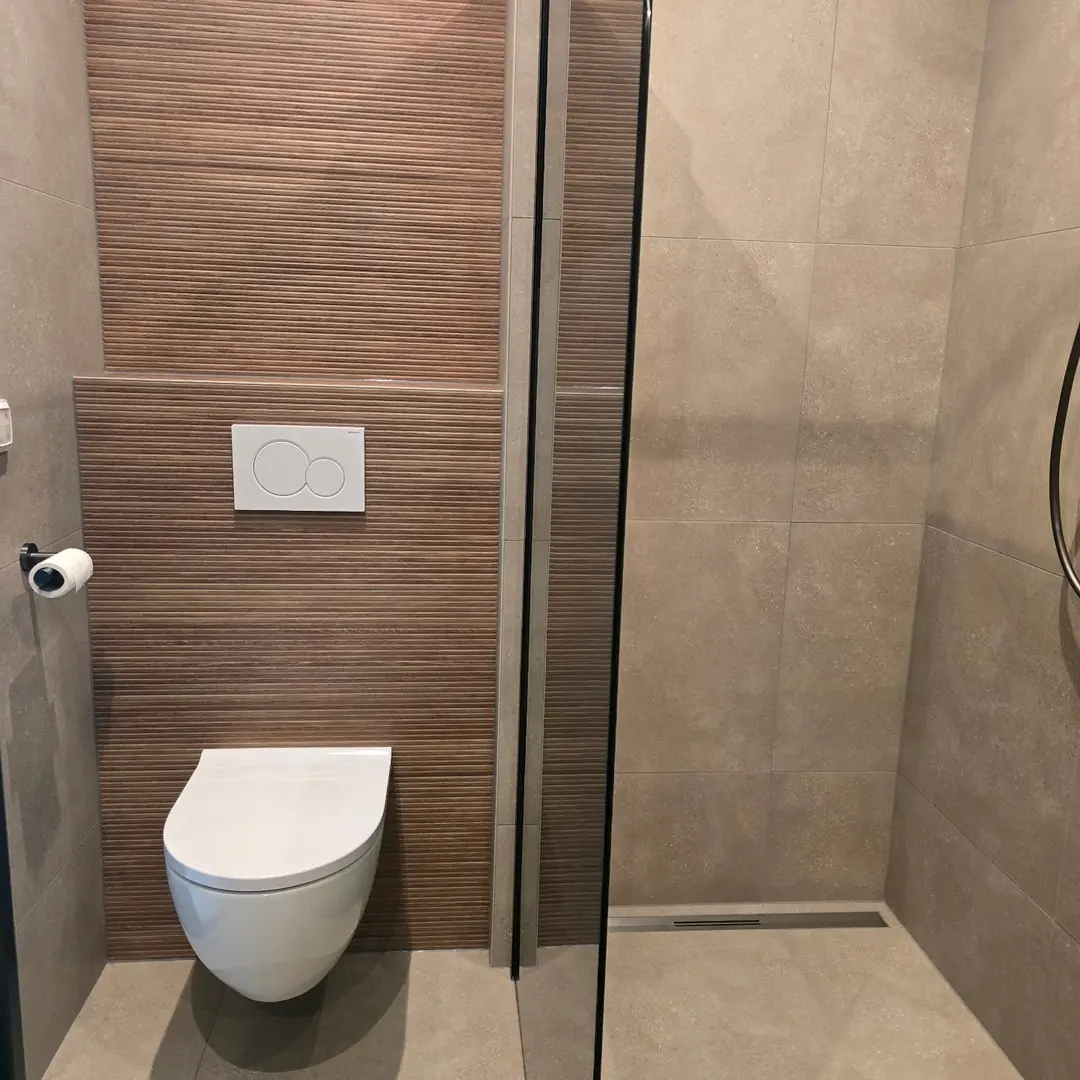Toilet en inloopdouche met houtlook accentwand — toiletrenovatie in Nijmegen
