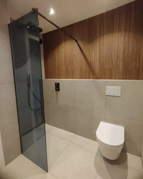 Toilet met houten wandpaneel — toiletrenovatie in Nijmegen