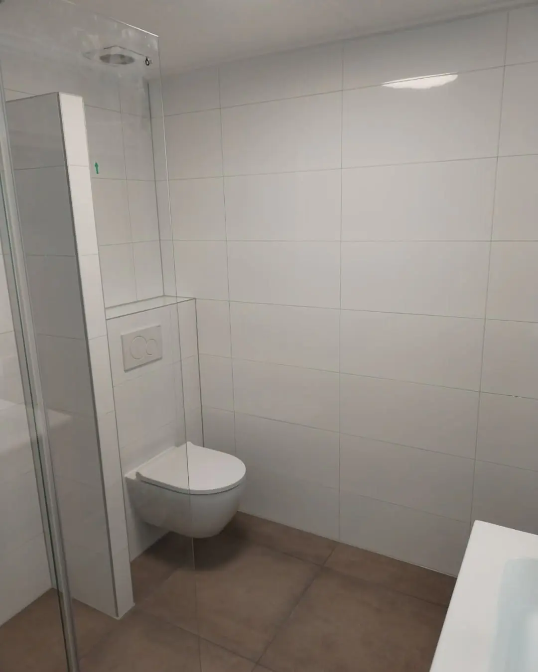 Frisse witte badkamer met inloopdouche — toiletrenovatie in Nijmegen