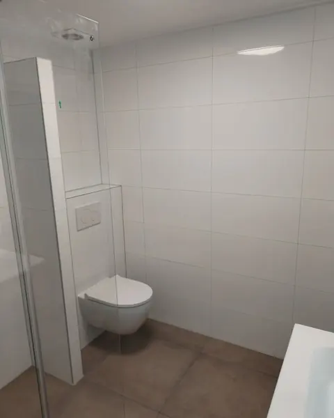Frisse witte badkamer met inloopdouche — toiletrenovatie in Nijmegen